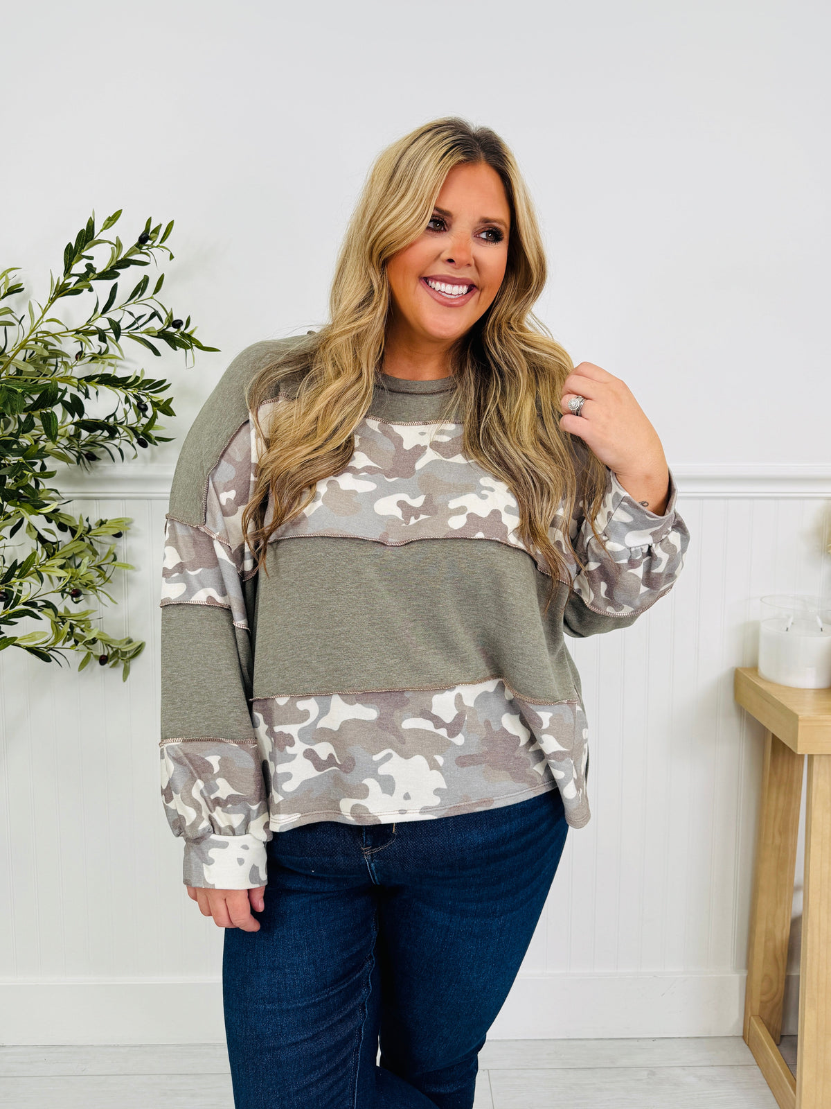 Daniela | Jersey Fino con Bloques de Color y Estampado Camuflaje