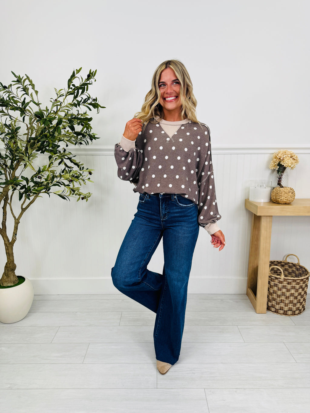 Alessia | Vaqueros Wide Leg Oscuros de Tiro Alto con Control Abdominal y Bajo al Corte