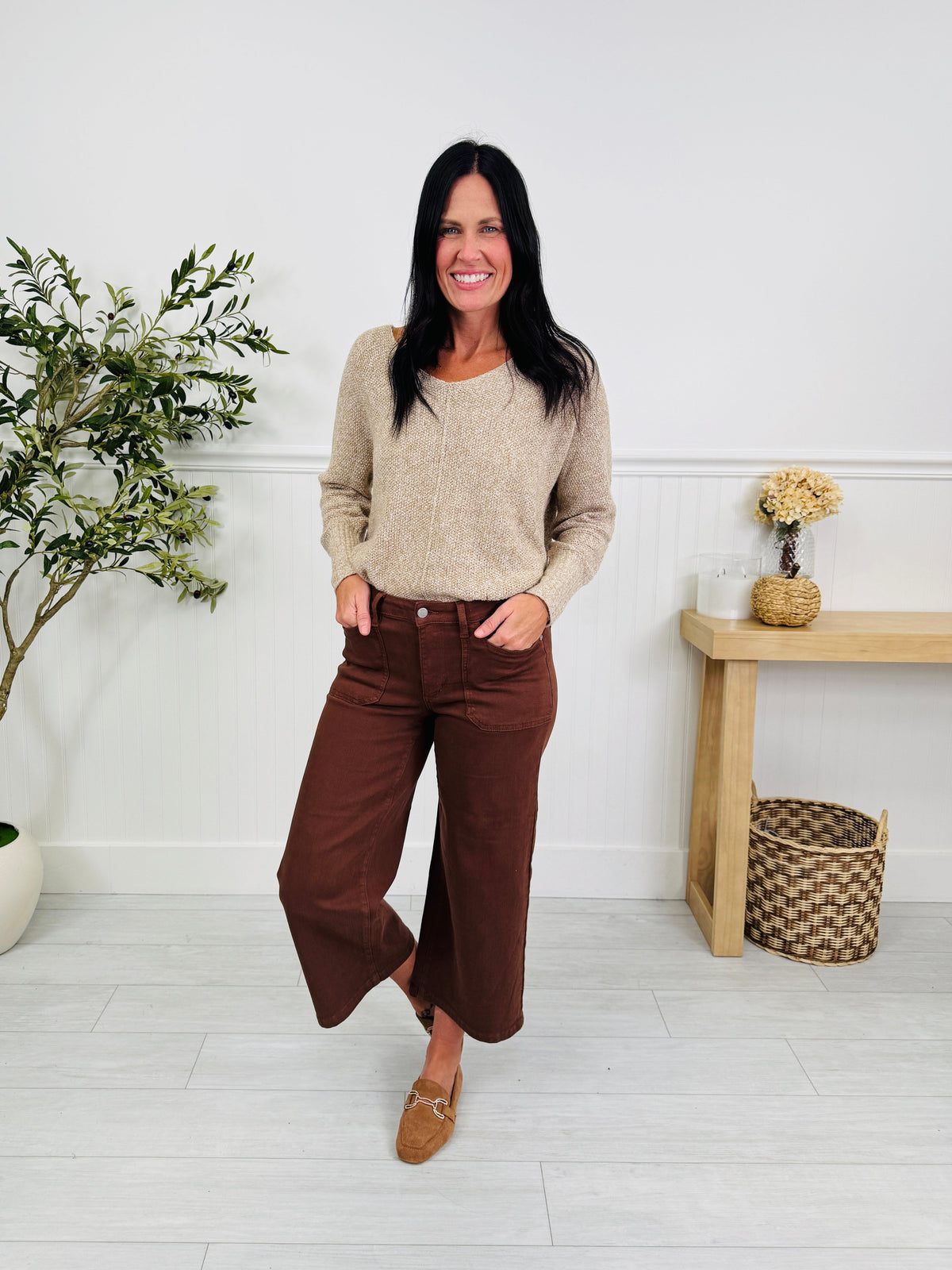 Giulia | Vaqueros Cropped de Pierna Ancha Marrón Chocolate con Bolsillos Plastrón