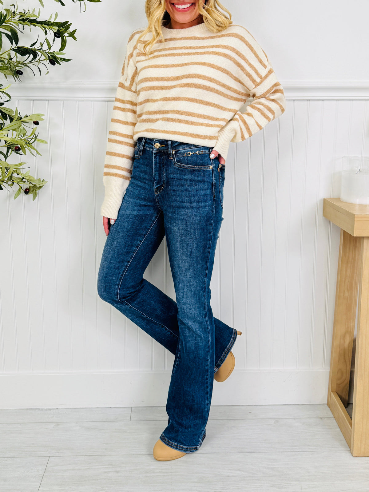 Lucía | Vaqueros Bootcut de Tiro Alto con Detalle Dorado