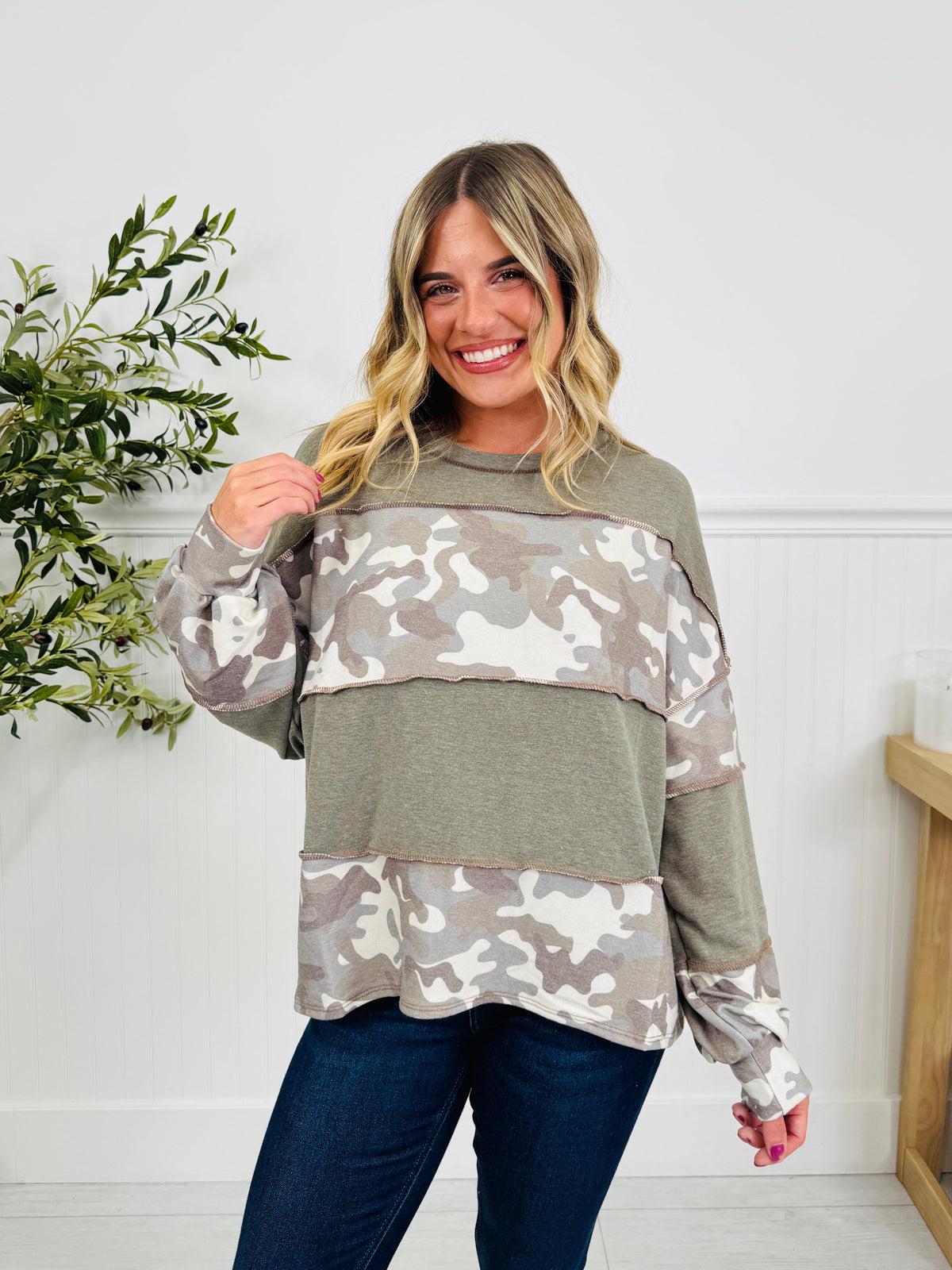 Daniela | Jersey Fino con Bloques de Color y Estampado Camuflaje