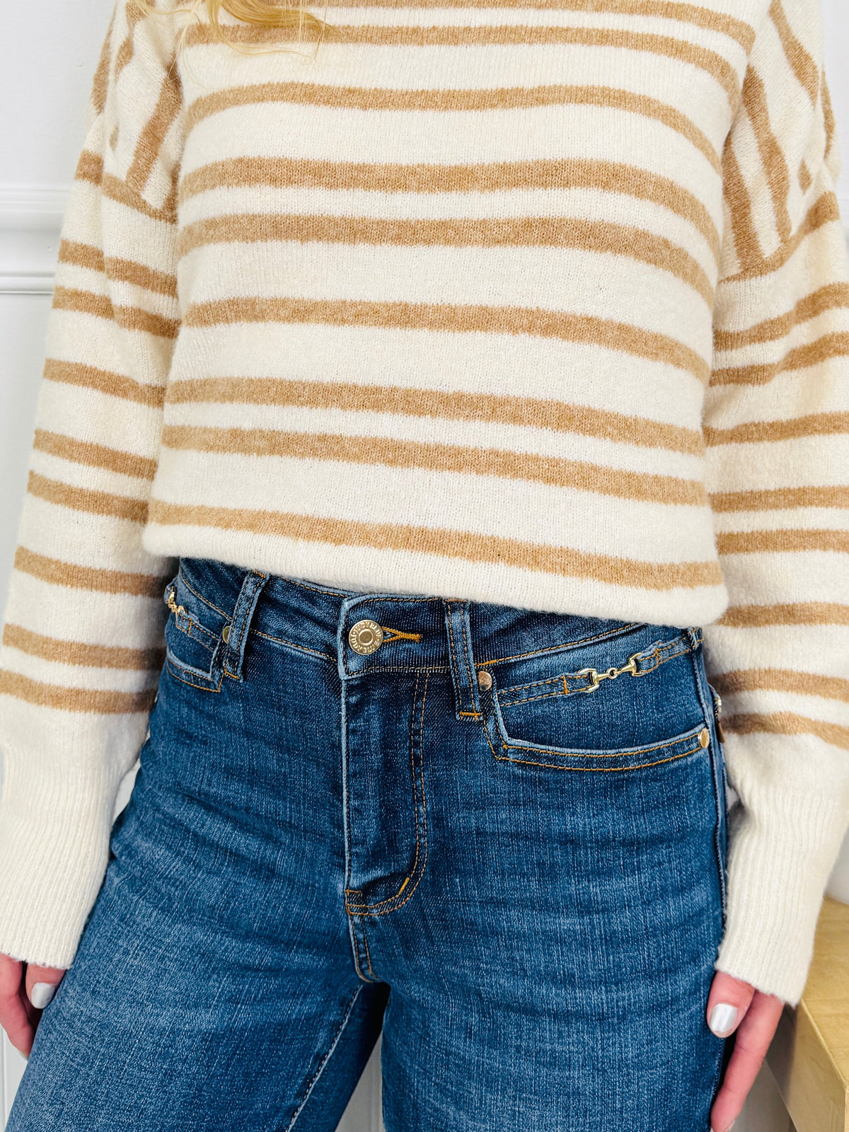 Lucía | Vaqueros Bootcut de Tiro Alto con Detalle Dorado