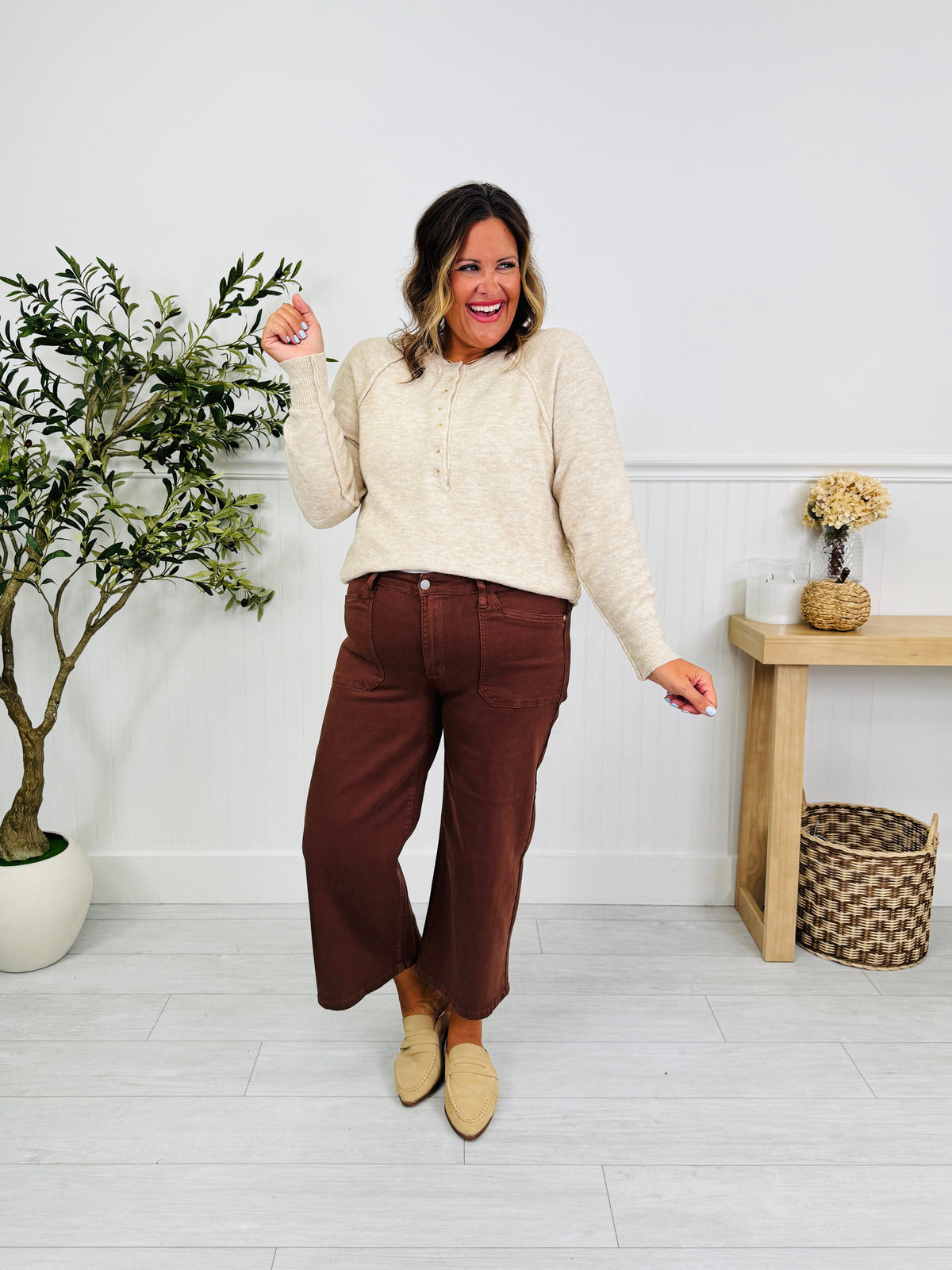 Giulia | Vaqueros Cropped de Pierna Ancha Marrón Chocolate con Bolsillos Plastrón