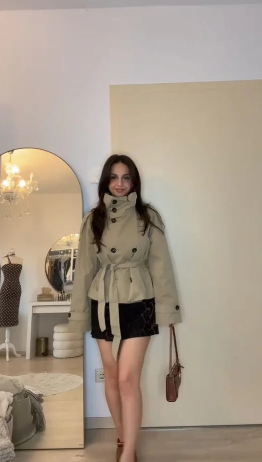 Liora — Chaqueta Trench Cropped Cruzada