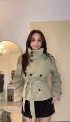Liora — Chaqueta Trench Cropped Cruzada