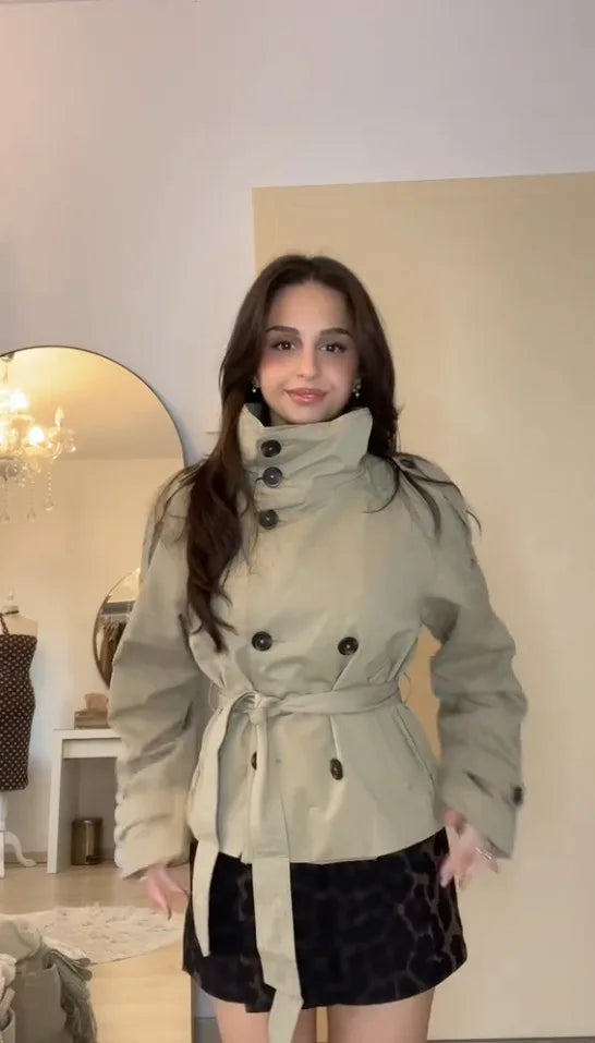 Liora — Chaqueta Trench Cropped Cruzada