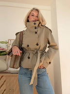 Liora — Chaqueta Trench Cropped Cruzada